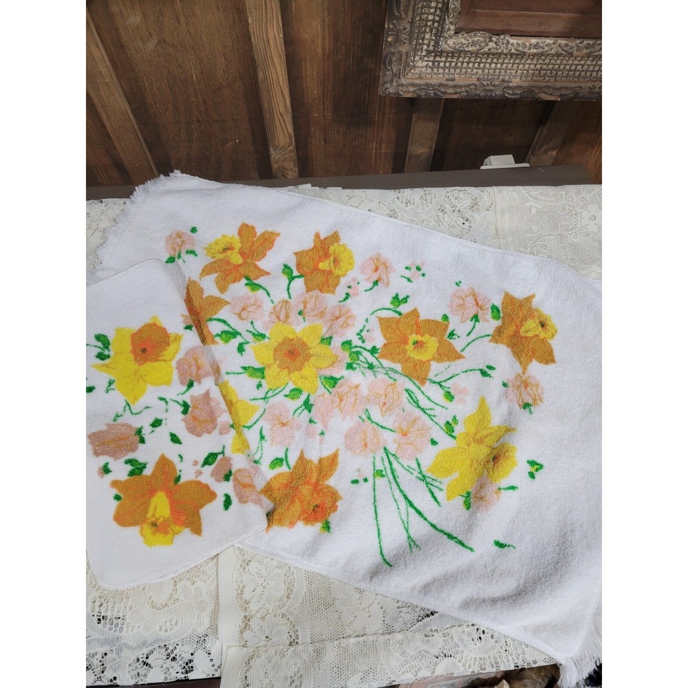 Vintage Mid-century Martex Daffodil Hand Towel and Bath Cloth